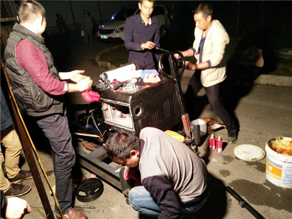 电子厂，原装德国莱宝滑片真空泵，异物卡死，半夜现场抢修恢复整个生产线。
